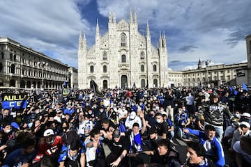 Cientos de personas, sin ninguna distancia de seguridad, celebran en la Piazza Duomo de Milán el campeonato de la liga italiana.