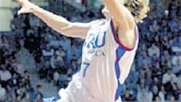 <b>SEGURIDAD.</b> Macijauskas hizo otro alarde de rapidez y efi cacia.