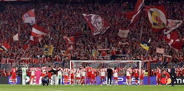Los jugadores del Bayern celebran con su afición la victoria y la clasificación a las semifinales de la