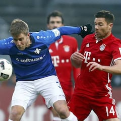 Douglas Costa mantiene en el liderato al Bayern Múnich