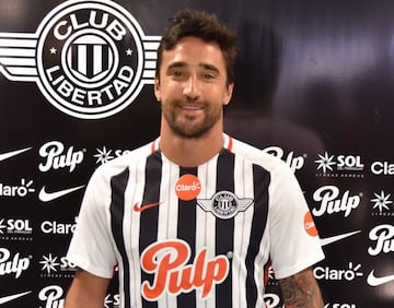 El uruguayo de 36 años ha vivido sus mejores temporadas en Paraguay. Pasó por Olimpia y hoy juega en Libertad. Antes, jugó en Argentina, Brasil, México y Ecuador.