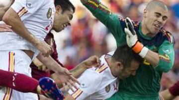 <b>VALIENTE. </b>Valdés hizo un gran partido y se mostró siempre seguro, como en este despeje en un córner, jugada en la que chocó con Marchena, al que empujó Miku.