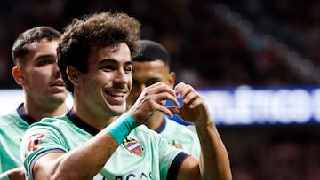 El defensa del Levante, Manu Sánchez, celebra el gol que anotó contra el Atlético de Madrid en la 12ª jornada de LaLiga EA Sports.