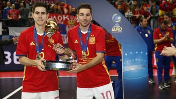 Andresito posa junto a Bebe tras ganar con España el Europeo de Futbol Sala de 2016.