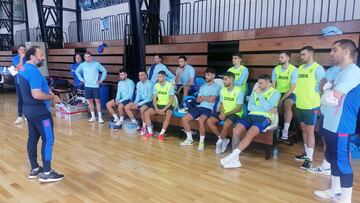 Fede Vidal, junto a los jugadores de la Selección, durante un entrenamiento previo a la Finalissima.