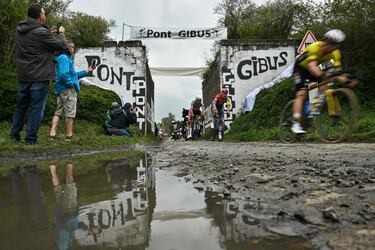 El pelotón durante la 122.ª edición de la clásica carrera ciclista de un día París-Roubaix.