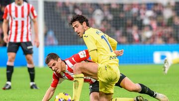 El centrocampista del Villarreal Dani Parejo (d) pelea un balón con el centrocampista del Athletic Club de Bilbao Ruiz de Galarreta (i) este domingo, durante el partido de la jornada 16 de LaLiga EA Sports, en el estadio de San Mamés, en Bilbao.