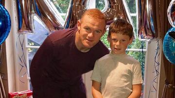 Wayne Rooney con su hijo Kai en la fiesta de su octavo cumplea&ntilde;os.