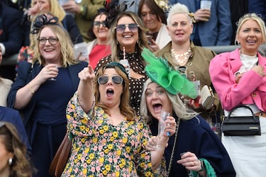 El Aintree Grand National es la carrera ecuestre de obstáculos más importante del Reino Unido. Hoy se celebra el Ladies Day, donde los sombreros y el glamour se convierten en los protagonistas.