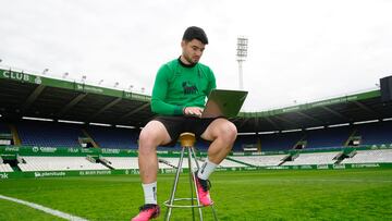 Aritz Aldasoro, ingeniero informático y jugador del Racing, en El Sardinero.