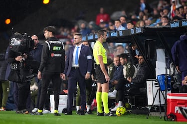 El árbitro Alberola Rojas revisa la mano de Marcos Alonso en el monitor del VAR para luego señalar los once metros.