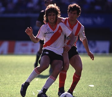 En River estuvo únicamente una temporada pero consiguiendo ganar el Campeonato de Primera División de 1989/1990.