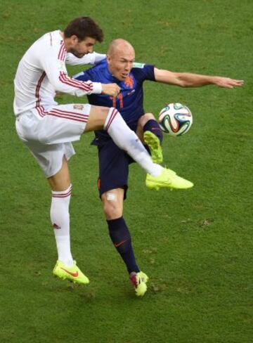 Gerard Pique y Arjen Robben.