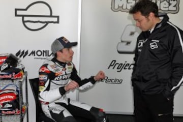 Emilio Alzamora siempre atento a su pupilo, en esta temporada 2011 ya en la categoría de Moto2. En las 15 carreras que se disputan en esta campaña, el piloto catalán consigue siete poles y el mismo número de victorias. Con once podios consigue el subcampeonato por detrás de Stefan Bradl.