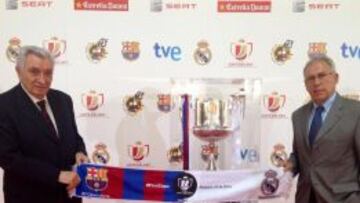 LISTA. Fusté y Amancio posan con la Copa del Rey en Valencia.