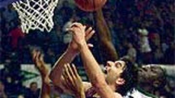 <b>IMPRESIONANTE.</B> Bodiroga, medio enfermo, firmó otro partidazo.