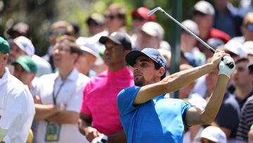 Augusta (United States), 07/04/2022.- Joaquin Niemann of Chile (R) hits his tee shot on the sixth hole during the first round of the 2022 Masters Tournament at the Augusta National Golf Club in Augusta, Georgia, USA, 07 April 2022. The 2022 Masters Tournament is held 07 April through 10 April 2022. (Estados Unidos) EFE/EPA/JUSTIN LANE
