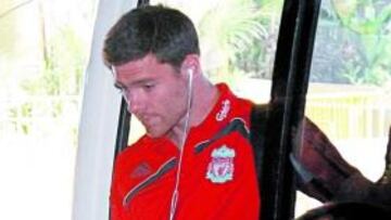 <b>INTRANQUILO. </b>Xabi Alonso, ayer, a su llegada a Singapur.