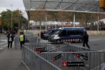 La Ciudad Condal, el hotel de concentración y los alrededores del Camp Nou están blindados por las fuerzas de seguridad para que todo transcurra con normalidad.