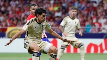 Vallejo protege el balón durante el Atlético-Granada.