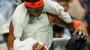 Rafael Nadal se pone el chaleco de hielo y un ventilador durante un descanso en su partido de cuartos de final ante Dominic Thiem en el US Open en el USTA Billie Jean King National Tennis Center de New York.