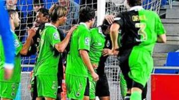 Los jugadores racinguistas celebran uno de los tantos conseguidos