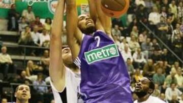 <b>LUCHADOR. </b>Hosley pelea bajo el aro con el gigante Vranes (2,29 m).
