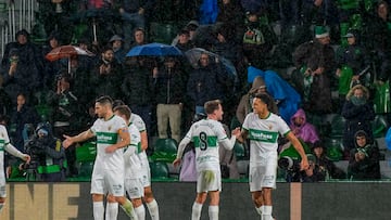 ELCHE (ALICANTE), 21/12/2025.- El delantero del Elche Alvaro Rodríguez (d) celebra su gol, segundo del equipo, durante el partido de la jornada 17 de LaLiga EA Sports que disputan Elche CF y Rayo Vallecano hoy domingo en el estadio Manuel Martínez Valero. EFE/ Pablo Miranzo