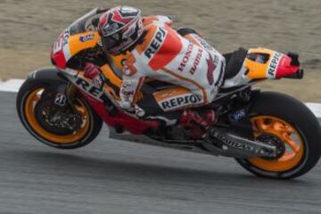 Marc Márquez levantando rueda.