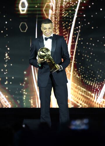 Kylian Mbappé del Paris St Germain recibe el premio al mejor jugador masculino del año durante los Globe Soccer Awards 2021