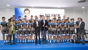 Alberto Contador posa con los chavales de los equipos sub-23 y junior durante la presentaci&oacute;n de los equipos de su fundaci&oacute;n.