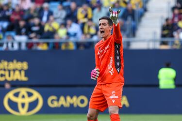 Descomunal encuentro del portero de la Cultural, que completó ante el Cádiz, una de las mejores actuaciones de un portero en lo que va de Liga. Salvó tres goles cantados, dos en la línea, además de un penalti parado a Suso. Fundamental para conseguir la victoria en el Mirandilla.