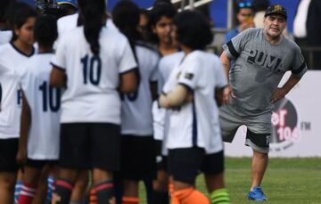 Maradona visita una escuela en la India