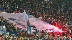 Aficionados del N&aacute;poles en las gradas del San Paolo.