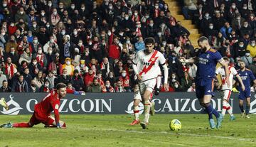 ¡Balón filtrado perfecto de Benzema a Vinicius a la espalda de la defensa y este se la devuelve ante la salida de Luca para que el francés marque a placer!