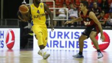 Nicolas Laprovittola defiende a Jeremy Pargo en el primer encuentro de la Copa Intercontinental.