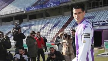 <b>BLANQUIVIOLETA. </b>Juanito firmó ayer un contrato que le une al Real Valladolid hasta junio de 2012.
