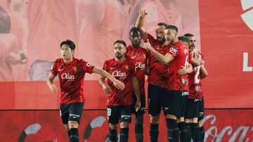 PALMA DE MALLORCA, 18/02/2023. Los jugadores del Villarreal celebran el cuarto gol del equipo balear durante el encuentro correspondiente a la jornada 22 de primera división que disputan hoy sábado frente al Villarreal en el estadio de Son Moix, en Mallorca. EFE/CATI CLADERA.