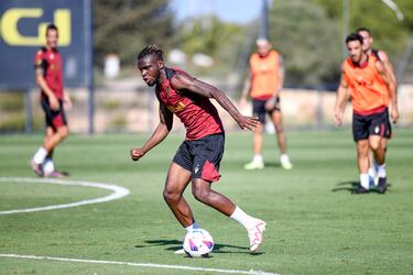 Navarro y Kouamé buscan su sitio en el once