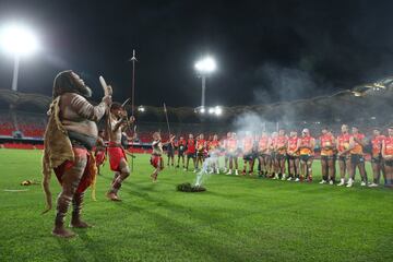 El cantante Luther Cora y el grupo Yugambeh Dancers realizan la ceremonia indígena del humo en presencia
de los jugadores del Gold Coast Suns antes de su partido de fútbol australiano disputado ayer en el Metricon
Stadium contra los Hawtorn Hawks. Un espectáculo original sin lugar a dudas.