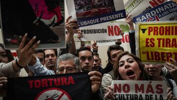Activistas taurinos y antitaurinos protestan a la entrada del Congreso de la República, en Bogotá, el 8 de mayo de 2024.