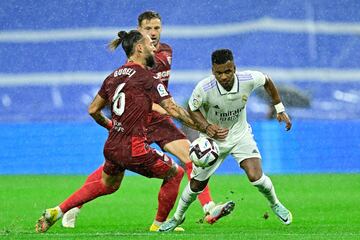 Gudelj y Rodrygo.