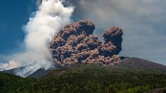 Turistas huyen de la impresionante erupción del volcán Etna en Italia