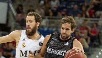 El base del Bilbao Basket Roger Grimau intenta liberarse del alero del Real Madrid, Sergio Rodr&iacute;guez, durante la primera semifinal de la Supercopa de baloncesto que disputan hoy en el pabell&oacute;n Buesa Arena de Vitoria. 