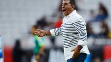 El técnico de Veracruz reclama al árbitro central.