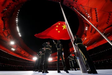 Una bella imagen de Catherine Ivill desde una posición exclusiva en el terreno de juego. Mientras se izaba la bandera china durante la ceremonia de apertura, Catherine capturó el momento a la perfección. El color del techo acentúa el rojo de la bandera china y la forma de la bandera refleja el saludo. El momento está perfectamente capturado y bellamente compuesto. ¡Qué comiencen los juegos! Paul Gilham, Director Senior de Fotografía Deportiva Global para Getty Images.