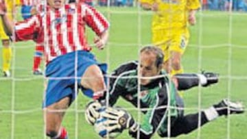 <b>MAL RECUERDO. </b>Reina, entonces en el Villarreal, le paró a Jorge un penalti decisivo de la final de 2004.