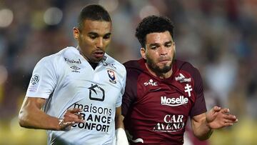 Alexander Djiku, a la izquierda, durante un partido con el Caen.