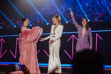 Las presentadoras Ins Hernand, Paula Vzquez y Ruth Lorenzo, durante la segunda semifinal del Benidorm Fest 2025.