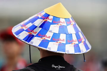 Un fan con el gorro tradicional japonés decorado en apoyo a Red Bull.